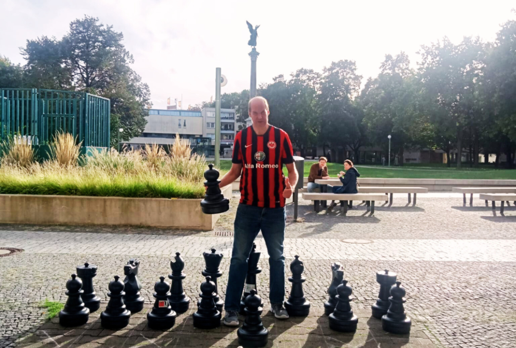 Ronny spielt Schach beim Schachturnier am Mehringplatz
