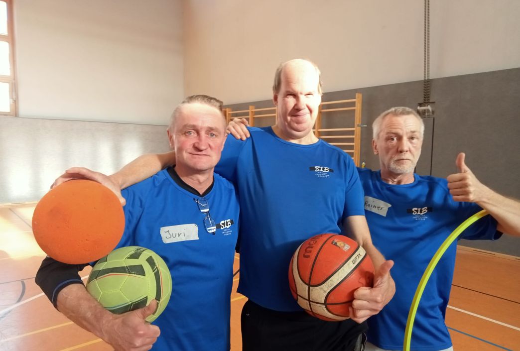 Foto von drei Teilnehmer_Social Inclusion Berlin_SIB_Ausbildung Inklusive Sportassistenz 2023-11-19