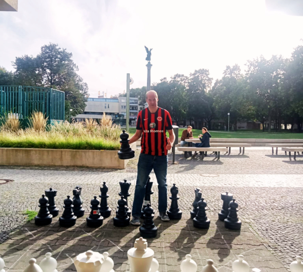 Ronny spielt Schach beim Schachturnier am Mehringplatz